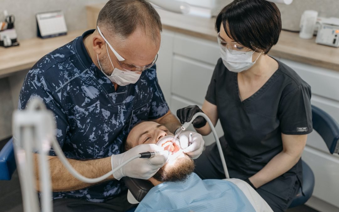 Las Caries en Los Dientes: ¡Debes estar alerta a estos 2 síntomas!