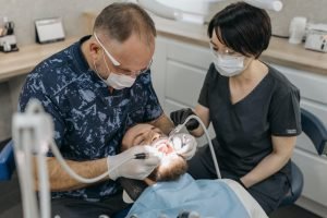 Hombre siendo tratado por caries en los dientes