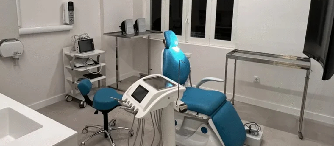 Nuestros Servicios Sala de atención dental especializada y equipamiento adaptado para pacientes con diversidad funcional.